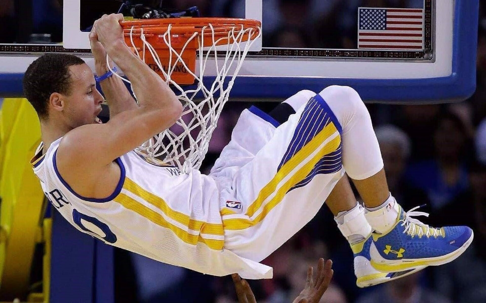 情绪决堤,场边失控与摔碎的水瓶,映照现代足球的灼热灵魂,场边失控与摔碎的水瓶,现代足球的灼热灵魂